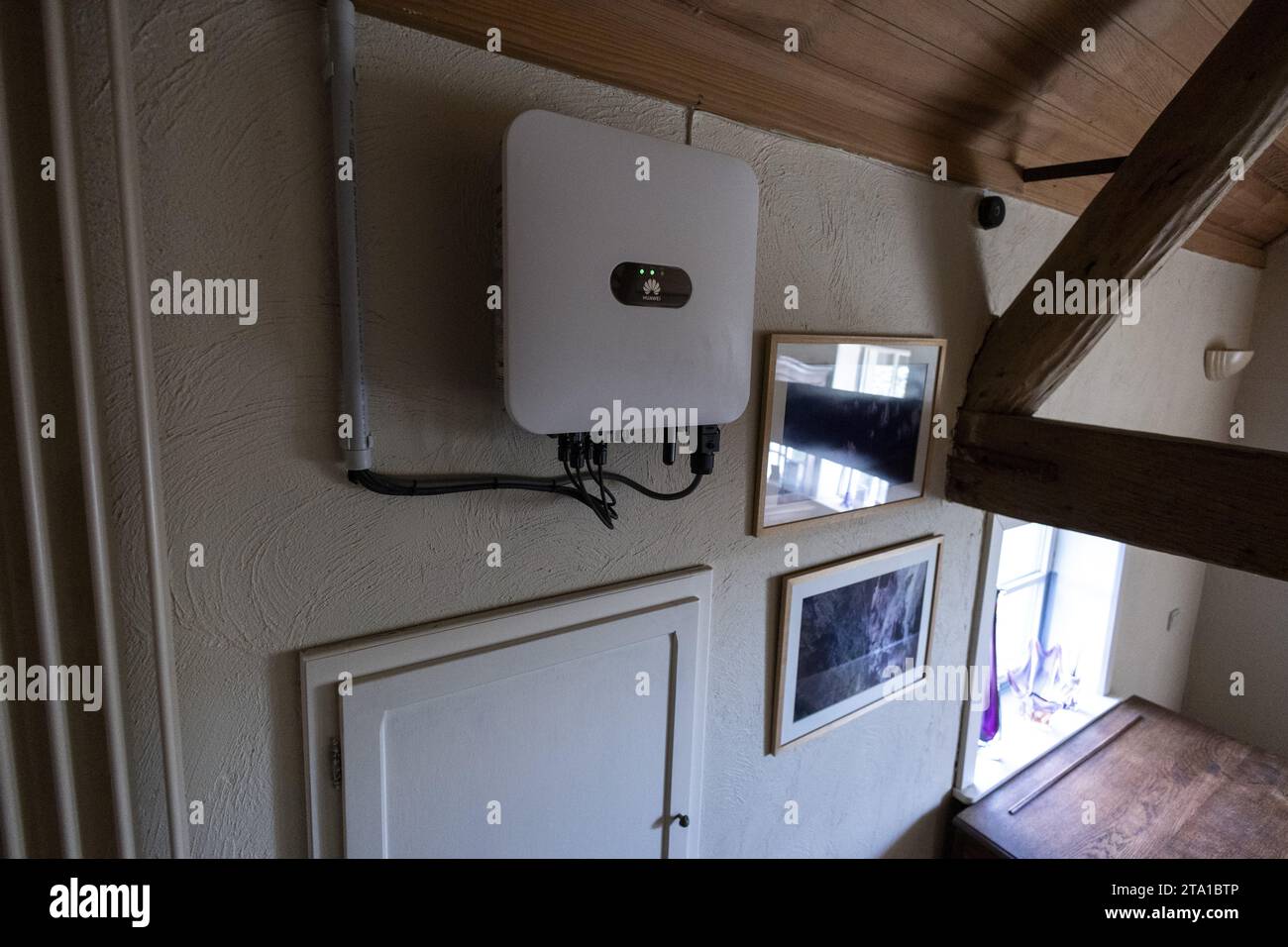 Lierde, Belgio. 28 novembre 2023. L'immagine mostra un inverter per pannelli solari Huawei cinese a Lierde, martedì 28 novembre 2023. BELGA PHOTO NICOLAS MAETERLINCK Credit: Belga News Agency/Alamy Live News Foto Stock