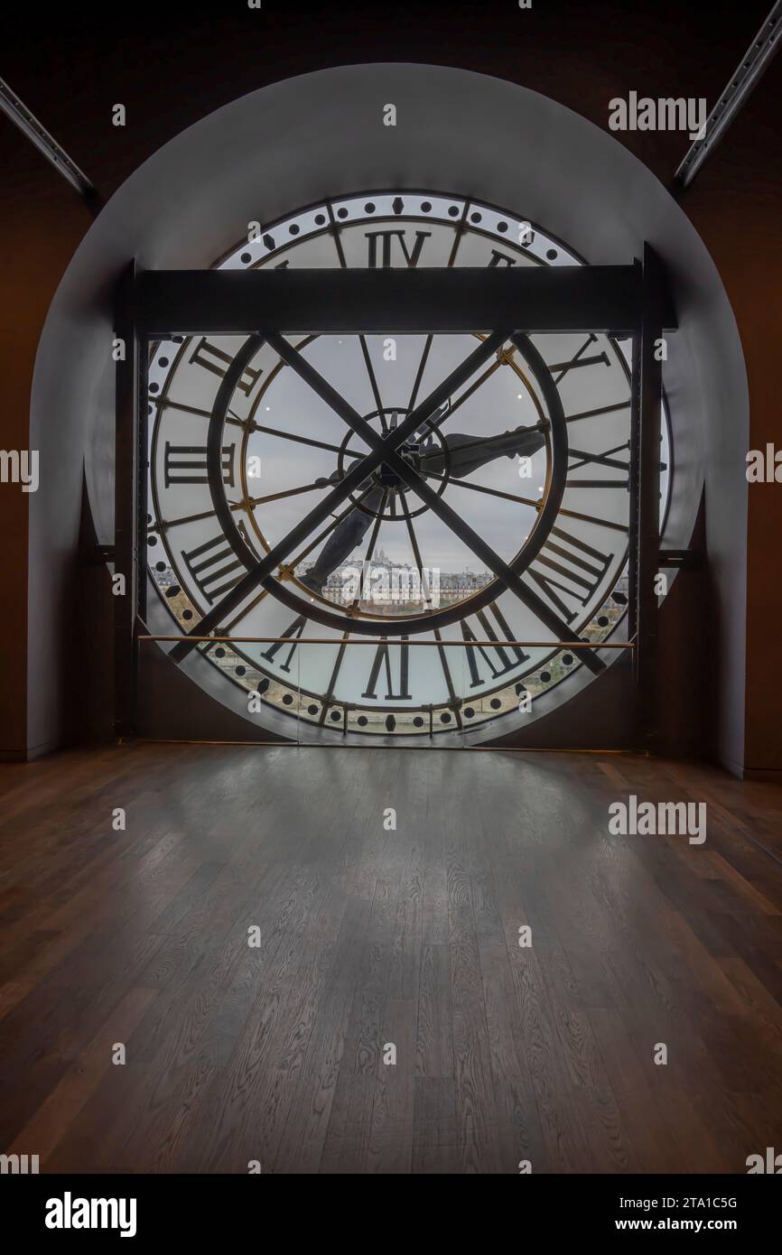 Parigi, Francia - 11 08 2023: Museo d'Orsay. Ammira dall'interno del museo attraverso l'orologio trasparente della riva della Senna Foto Stock