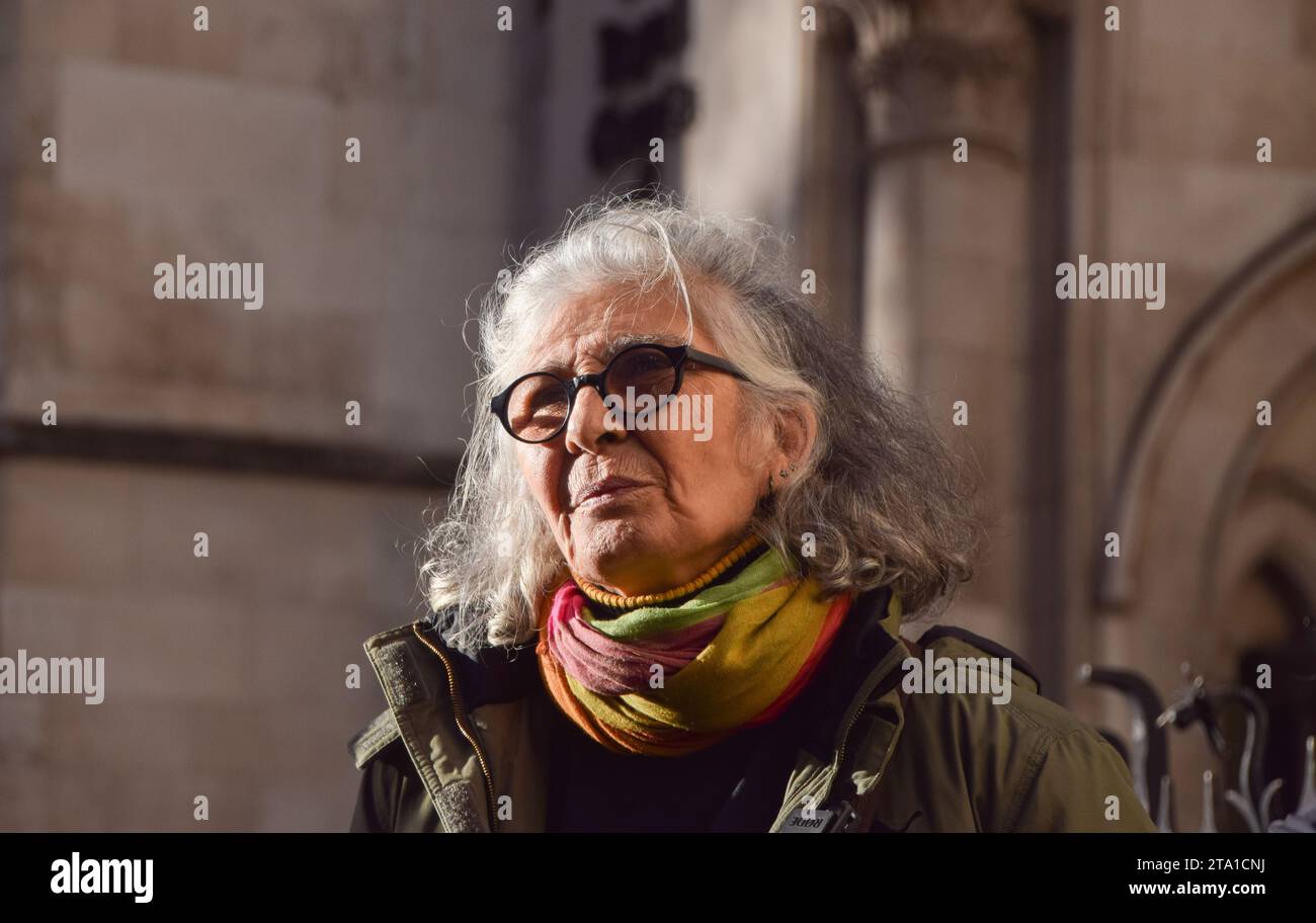 Londra, Inghilterra, Regno Unito. 28 novembre 2023. AYSEN DENNIS fuori dalla Royal Courts of Justice. L'attivista continua la sua sfida legale contro il Southwark Council e lo sviluppatore Notting Hill Genesis sulla riqualificazione della tenuta di Aylesbury, che ha descritto come "social cleansingâ" (Credit Image: © Vuk Valcic/ZUMA Press Wire) SOLO PER USO EDITORIALE! Non per USO commerciale! Crediti: ZUMA Press, Inc./Alamy Live News Foto Stock