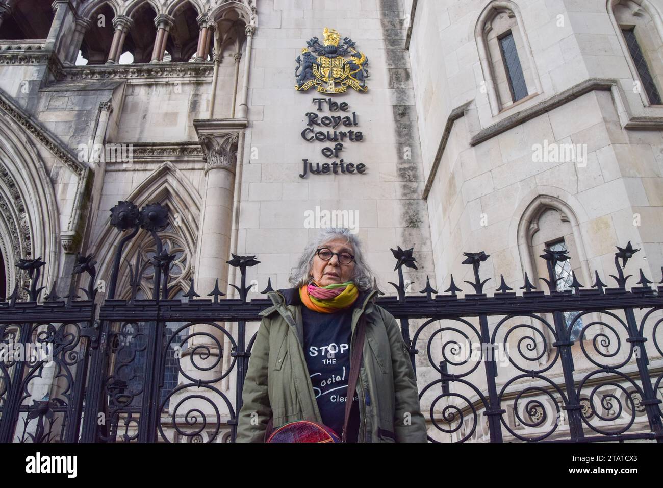 Londra, Inghilterra, Regno Unito. 28 novembre 2023. AYSEN DENNIS fuori dalla Royal Courts of Justice. L'attivista continua la sua sfida legale contro il Southwark Council e lo sviluppatore Notting Hill Genesis sulla riqualificazione della tenuta di Aylesbury, che ha descritto come "social cleansingâ" (Credit Image: © Vuk Valcic/ZUMA Press Wire) SOLO PER USO EDITORIALE! Non per USO commerciale! Crediti: ZUMA Press, Inc./Alamy Live News Foto Stock