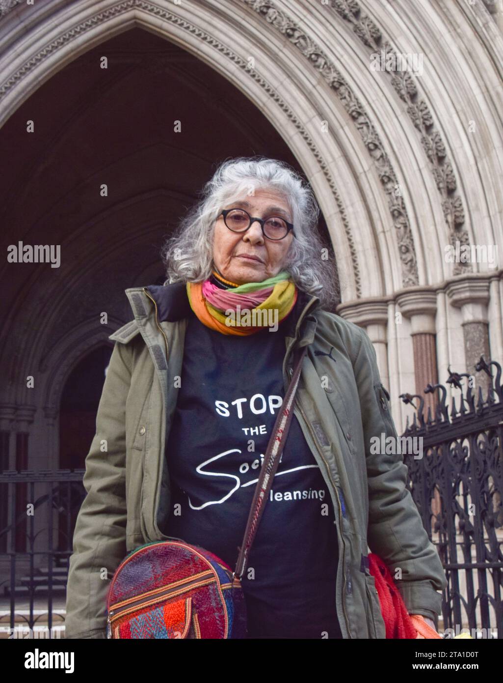 Londra, Inghilterra, Regno Unito. 28 novembre 2023. AYSEN DENNIS fuori dalla Royal Courts of Justice. L'attivista continua la sua sfida legale contro il Southwark Council e lo sviluppatore Notting Hill Genesis sulla riqualificazione della tenuta di Aylesbury, che ha descritto come "social cleansingâ" (Credit Image: © Vuk Valcic/ZUMA Press Wire) SOLO PER USO EDITORIALE! Non per USO commerciale! Crediti: ZUMA Press, Inc./Alamy Live News Foto Stock