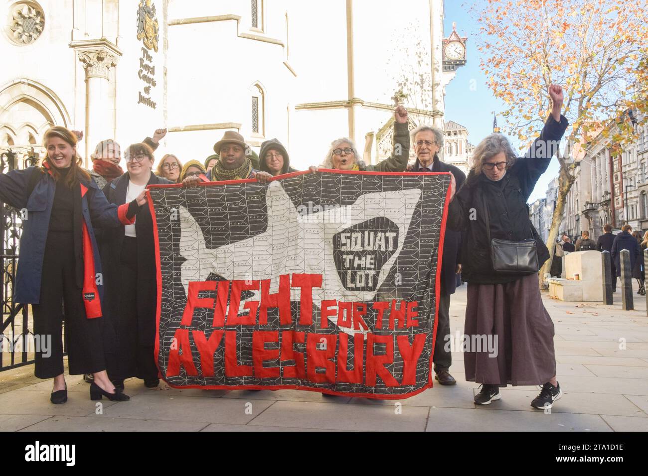 Londra, Inghilterra, Regno Unito. 28 novembre 2023. AYSEN DENNIS e sostenitori fuori dalla Royal Courts of Justice. L'attivista continua la sua sfida legale contro il Southwark Council e lo sviluppatore Notting Hill Genesis sulla riqualificazione della tenuta di Aylesbury, che ha descritto come "social cleansingâ" (Credit Image: © Vuk Valcic/ZUMA Press Wire) SOLO PER USO EDITORIALE! Non per USO commerciale! Crediti: ZUMA Press, Inc./Alamy Live News Foto Stock