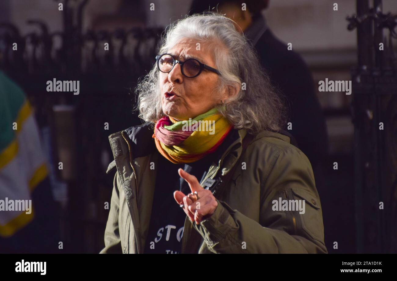 Londra, Inghilterra, Regno Unito. 28 novembre 2023. AYSEN DENNIS fa un'intervista al di fuori della Royal Courts of Justice. L'attivista continua la sua sfida legale contro il Southwark Council e lo sviluppatore Notting Hill Genesis sulla riqualificazione della tenuta di Aylesbury, che ha descritto come "social cleansingâ" (Credit Image: © Vuk Valcic/ZUMA Press Wire) SOLO PER USO EDITORIALE! Non per USO commerciale! Crediti: ZUMA Press, Inc./Alamy Live News Foto Stock