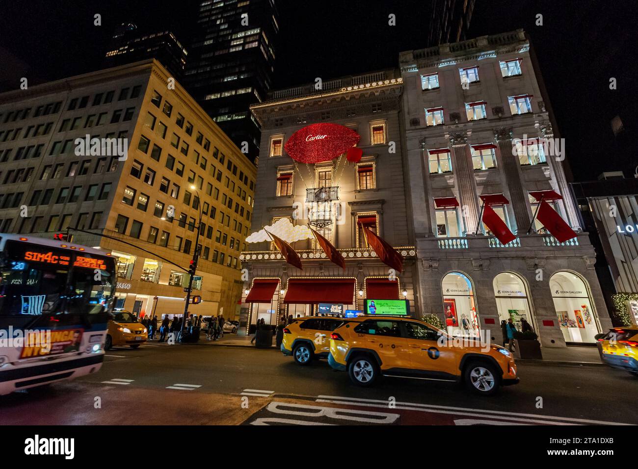 La Cartier Mansion sulla Fifth Avenue a Midtown Manhattan è tutta decorata per Natale, a New York mercoledì 22 novembre 2023. (© Richard B. Levine) Foto Stock