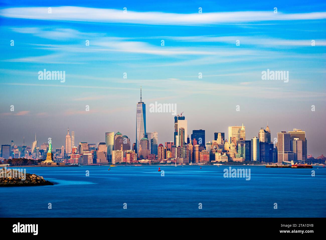 New York, New York, USA skyline di Manhattan dal porto al crepuscolo. Foto Stock