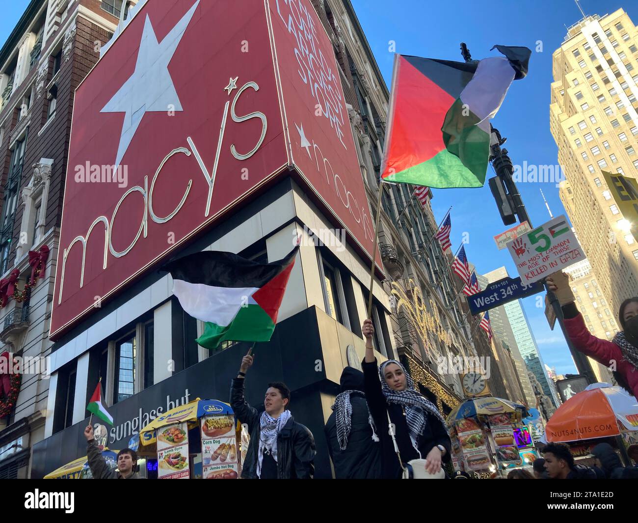 I sostenitori della Palestina si radunano e marciano da Herald Square a New York il popolare giorno dello shopping, il Black Friday, 24 novembre 2023, nel tentativo di interrompere lo shopping dei consumatori per attirare l’attenzione sulla loro causa. (© Frances M. Roberts) Foto Stock
