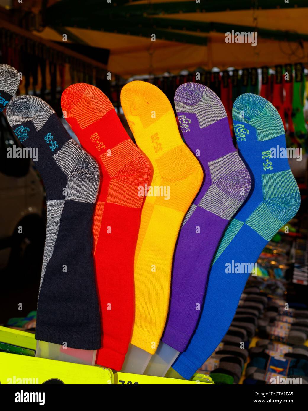 Rivoli, Piemonte, Italia - 27 novembre 2023. Calze colorate in vendita al St. Catherine Fair. La fiera si tiene dal 1365 ed è uno dei lar Foto Stock