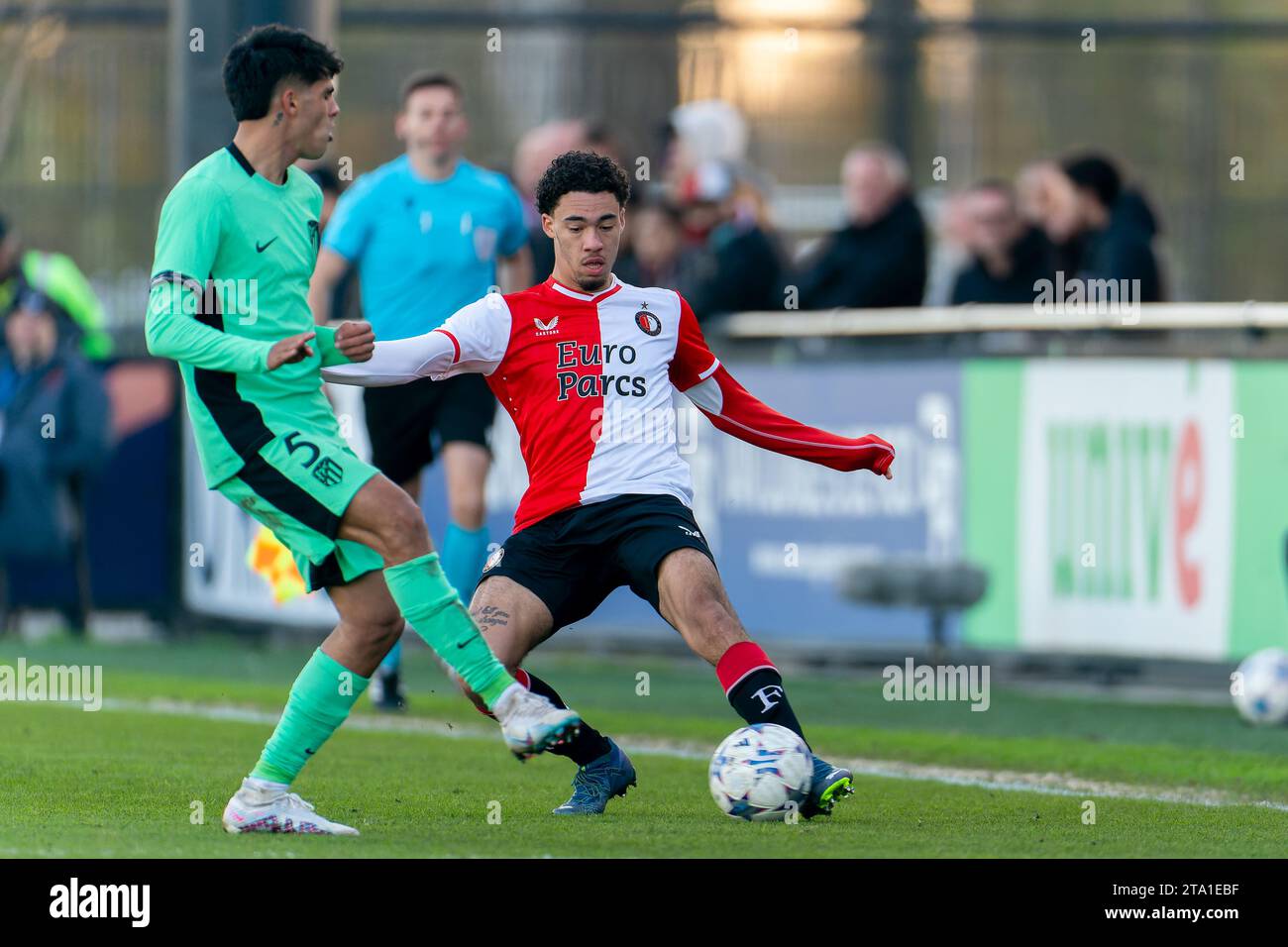 Rotterdam, Paesi Bassi. 28 novembre 2023. ROTTERDAM, PAESI BASSI - NOVEMBRE 28: Diego Rosado del Club Atletico de Madrid si batte per il pallone con Jayden Candelaria del Feyenoord durante il girone e - UEFA Youth League 2023/24 partita tra Feyenoord e Atletico Madrid allo Sportcomplex Varkenoord il 28 novembre 2023 a Rotterdam, Paesi Bassi. (Foto di Joris Verwijst/Orange Pictures) credito: Orange Pics BV/Alamy Live News Foto Stock