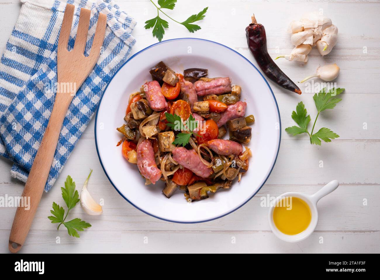 Salsicce di maiale iberico saltate con verdure. Tapa spagnola. Foto Stock