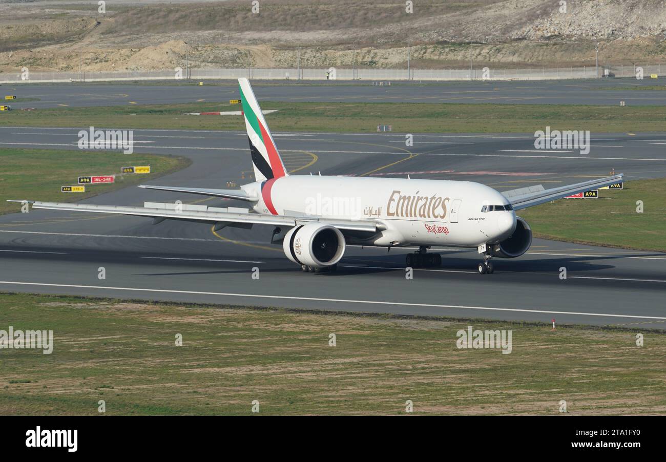 ISTANBUL, TURKIYE - 01 OTTOBRE 2022: Emirates SkyCargo Boeing 777-F1H (42231) atterrando all'aeroporto internazionale di Istanbul Foto Stock