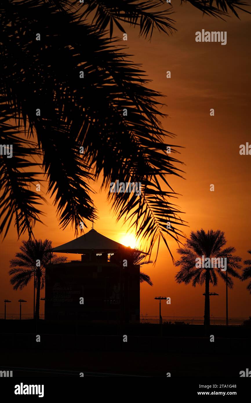 Abu Dhabi, Abu Dhabi. 28 novembre 2023. Atmosfera del circuito - tramonto. Formula One Testing, martedì 28 novembre 2023. Circuito Yas Marina, Abu Dhabi, Emirati Arabi Uniti. Crediti: James Moy/Alamy Live News Foto Stock