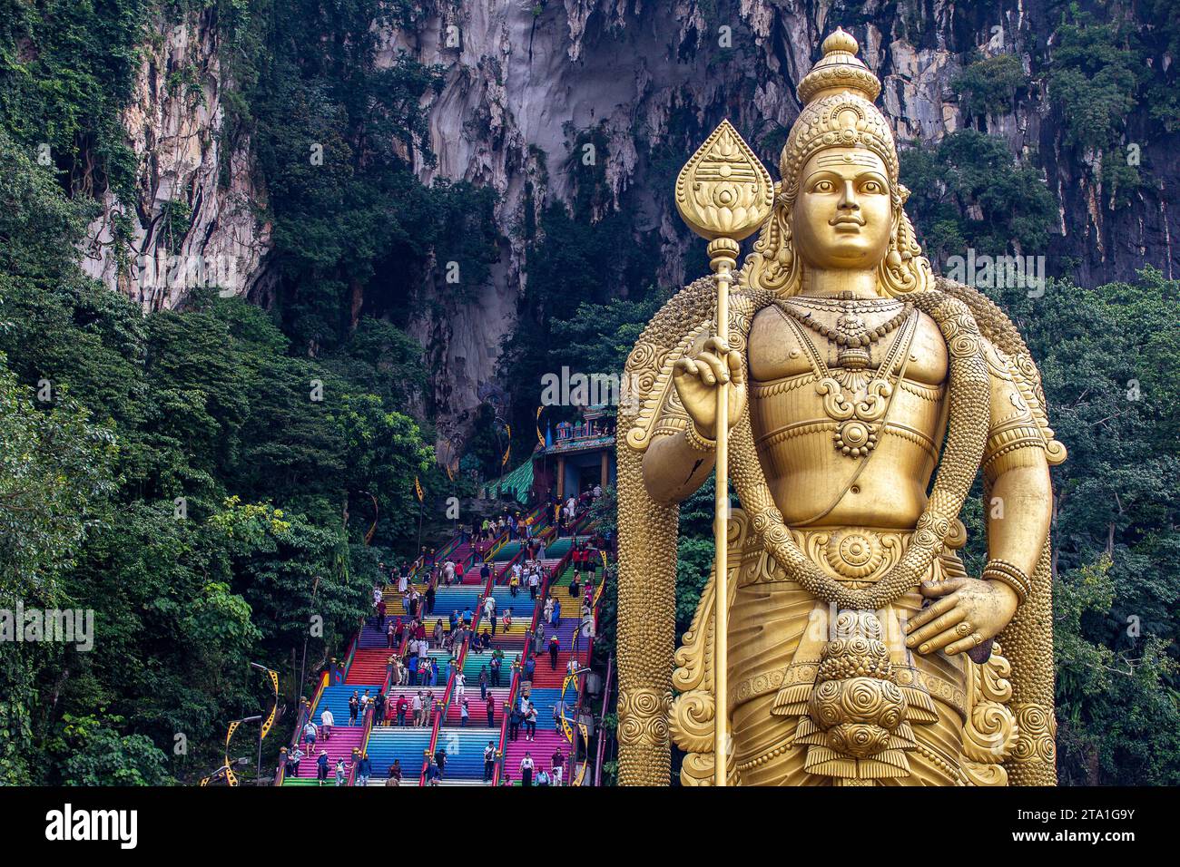 Statua Murugan delle grotte di Batu con scale colorate, Kuala Lumpur, Malesia Foto Stock