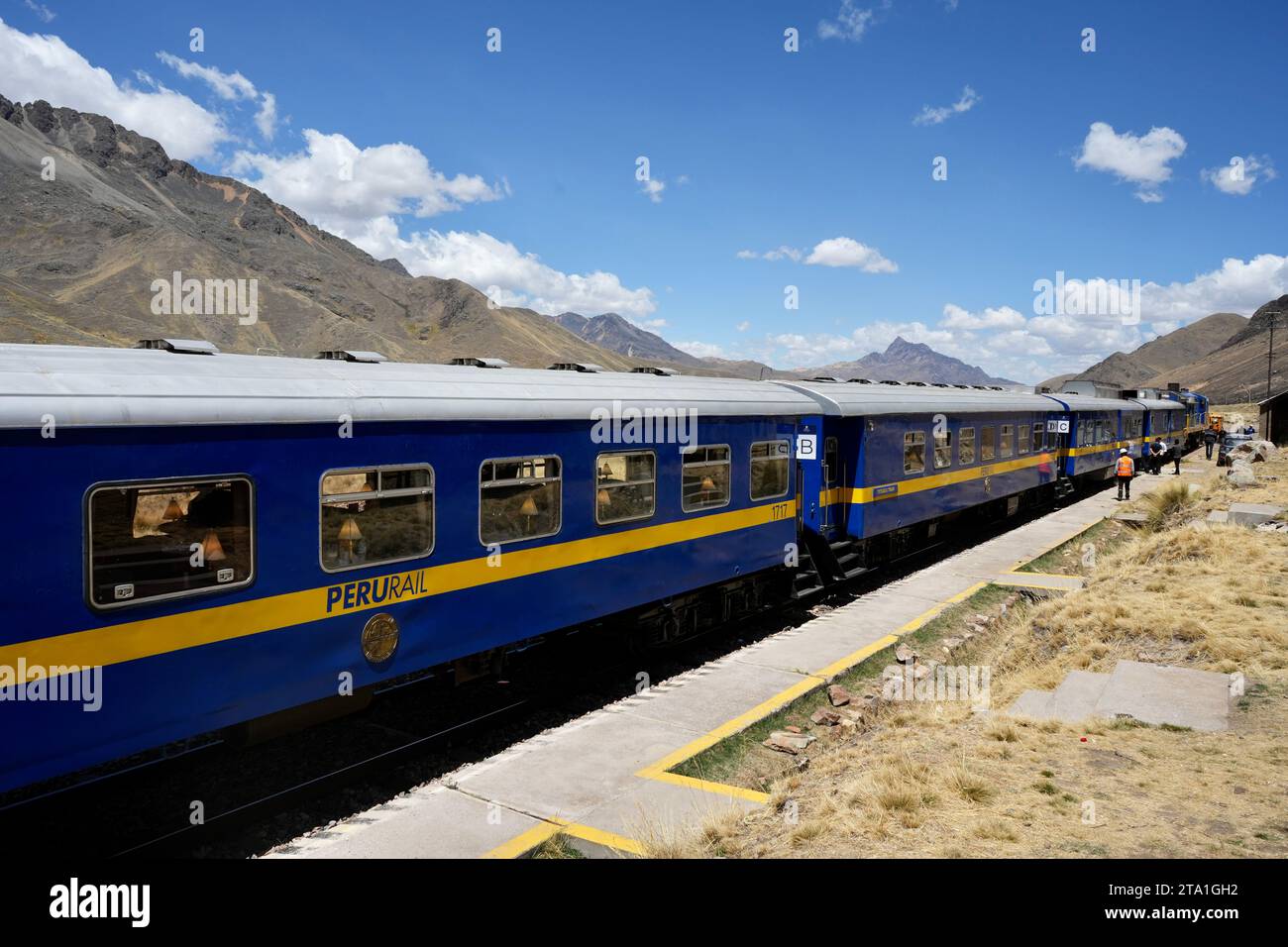 Treno Blue Perurail Titicaca alla stazione la Raya, 4319 metri di altitudine, sotto il cielo blu con le montagne dietro. La Raya, Cusco, Perù, 8 ottobre 2023. Foto Stock