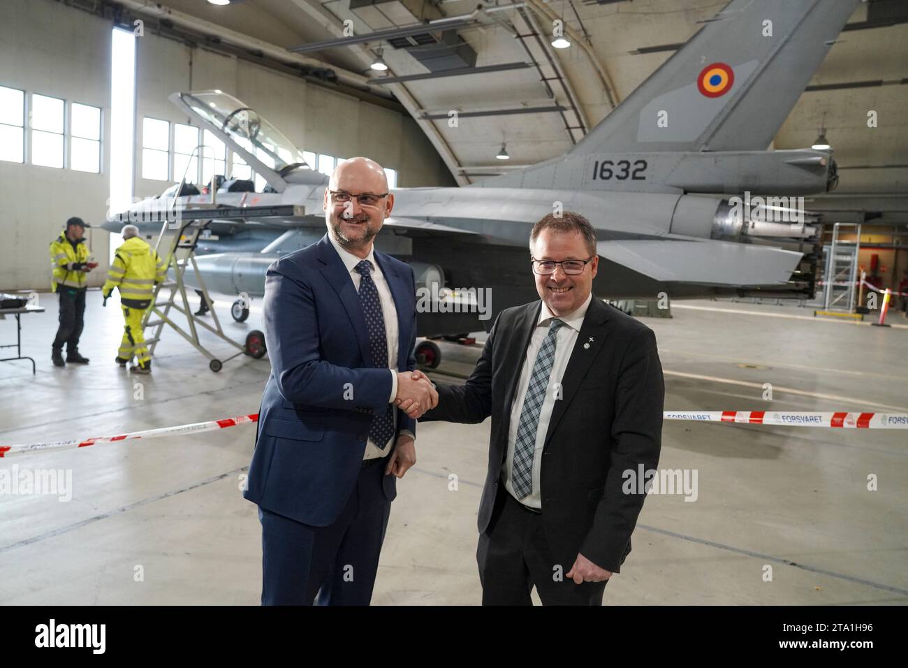 Indietro 20231128.il ministro della difesa Bjoern Arild Gran e l'ambasciatore rumeno in Norvegia, Cristian Bădescu, durante la marcatura della prima consegna del vecchio velivolo da caccia norvegese F-16 in Romania presso la stazione aerea di Rygge. Foto: OLE Berg-Rusten / NTB Foto Stock