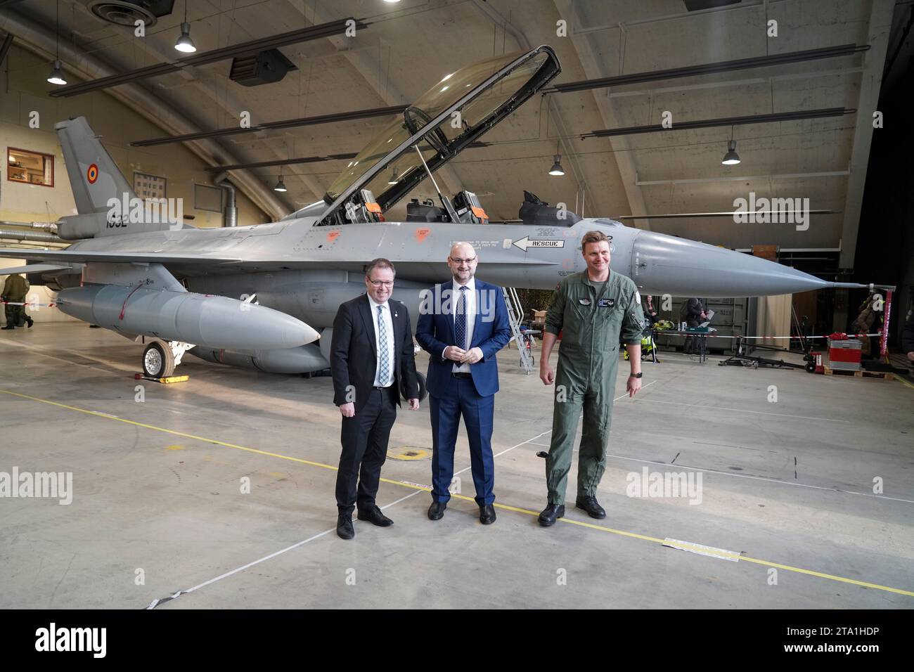 Back 20231128.Ministro della difesa Bjoern Arild Gran, ambasciatore rumeno in Norvegia, Cristian Bădescu, e capo della stazione aerea di Rygge, col Harlem Timber, durante la prima consegna dei vecchi caccia F-16 norvegesi in Romania presso la stazione aerea di Rygge. Foto: OLE Berg-Rusten / NTB Foto Stock