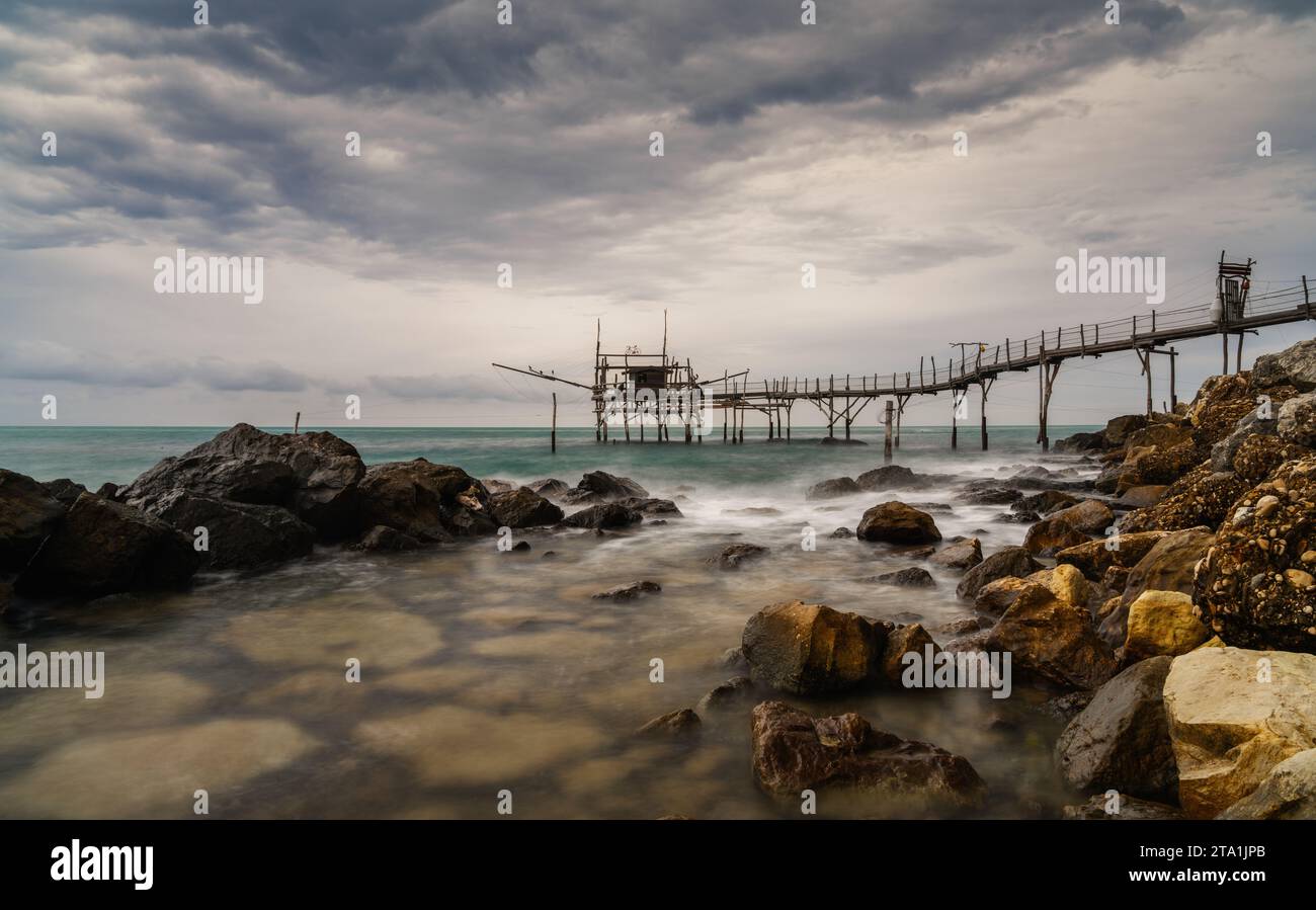 Vista a lunga esposizione della macchina da pesca Trabocco Turchino e della capanna sulla costa abruzzese in Italia Foto Stock