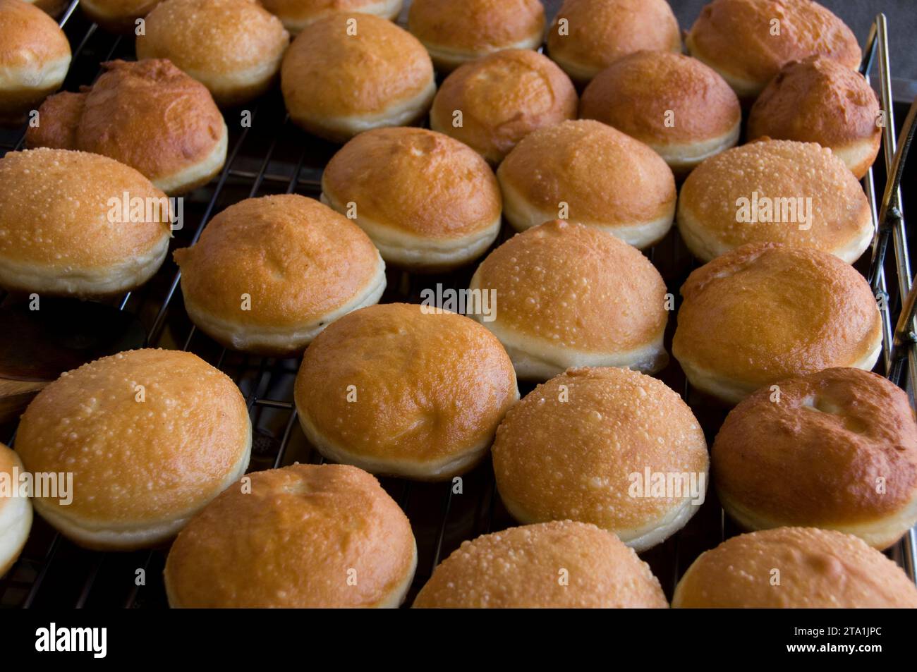 Ciambelle decorative in una panetteria di Gerusalemme durante la celebrazione della festa ebraica di Hanukkah, quando è tradizionale mangiare cibi fritti in olio. Foto Stock