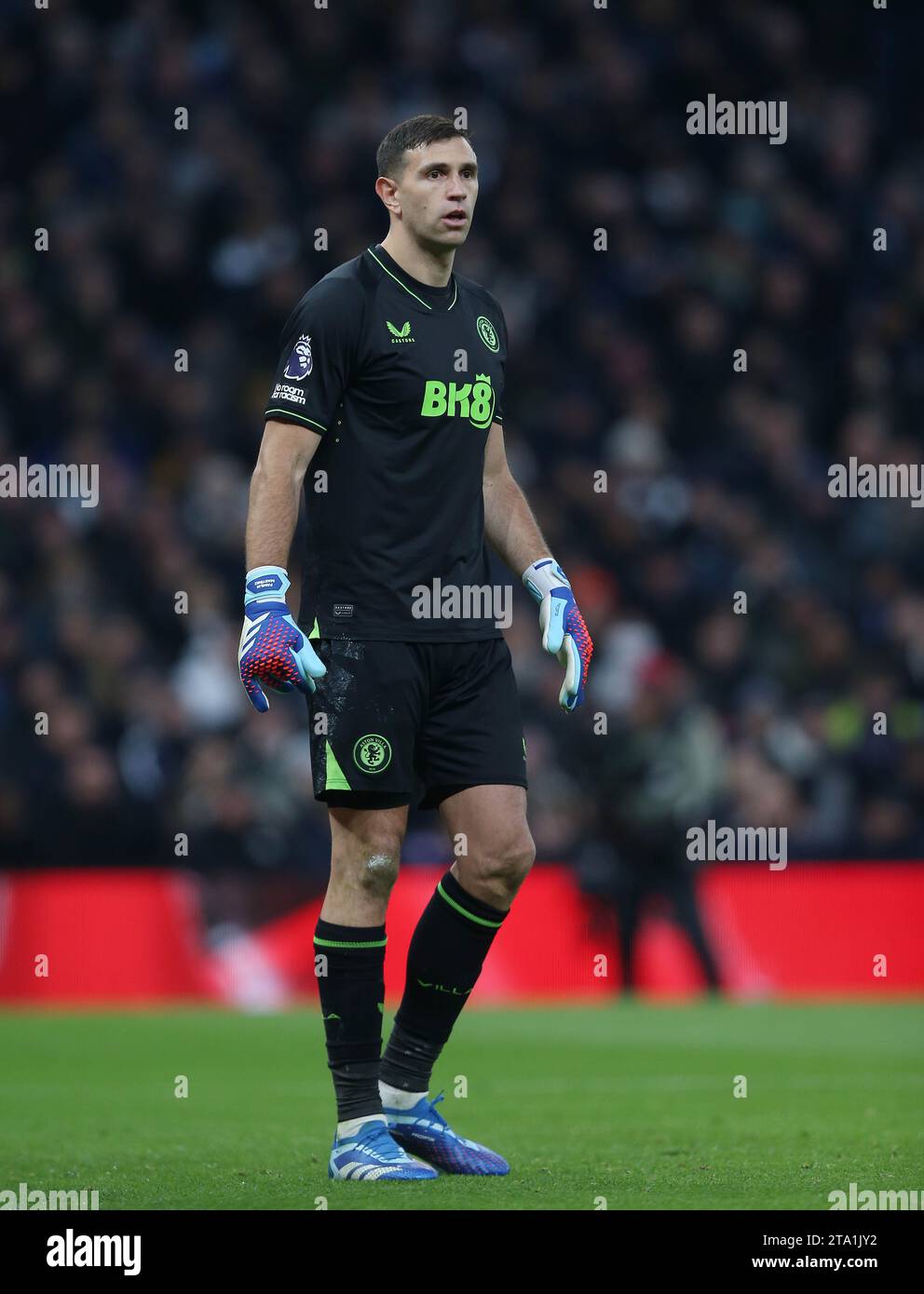 Emiliano Martinez di Aston Villa. - Tottenham Hotspur contro Aston Villa, Premier League, Tottenham Hotspur Stadium, Londra, Regno Unito - 26 novembre 2023. Solo per uso editoriale - si applicano le restrizioni DataCo Foto Stock