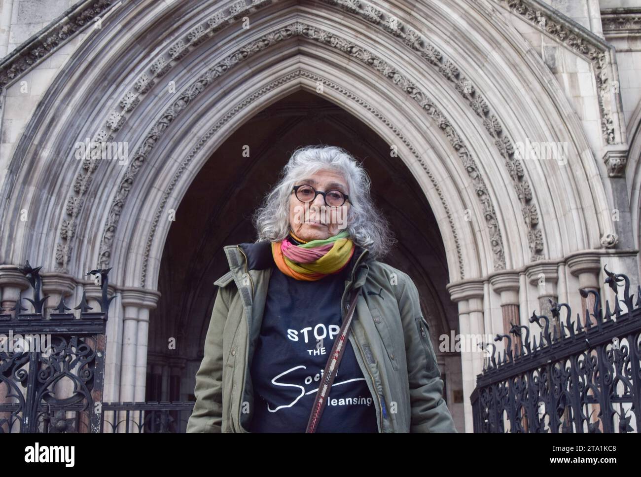 Londra, Regno Unito. 28 novembre 2023. Aysen Dennis fuori dalla Corte reale di giustizia. L'attivista continua la sua sfida legale contro il Southwark Council e lo sviluppatore Notting Hill Genesis sulla riqualificazione dell'Aylesbury Estate, che ha descritto come "pulizia sociale". Credito: Vuk Valcic/Alamy Live News Foto Stock