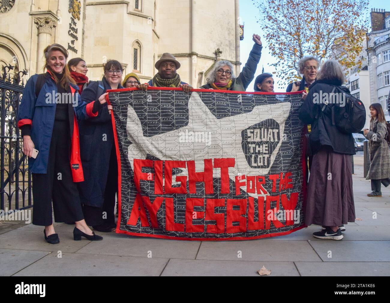 Londra, Regno Unito. 28 novembre 2023. Aysen Dennis e sostenitori fuori dalla Corte reale di giustizia. L'attivista continua la sua sfida legale contro il Southwark Council e lo sviluppatore Notting Hill Genesis sulla riqualificazione dell'Aylesbury Estate, che ha descritto come "pulizia sociale". Credito: Vuk Valcic/Alamy Live News Foto Stock
