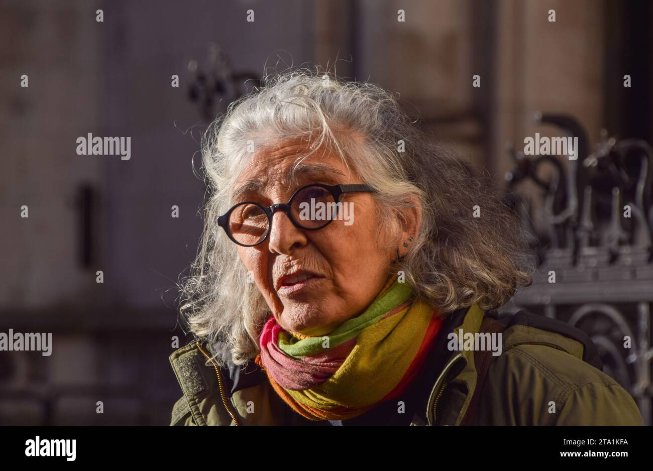 Londra, Regno Unito. 28 novembre 2023. Aysen Dennis fuori dalla Corte reale di giustizia. L'attivista continua la sua sfida legale contro il Southwark Council e lo sviluppatore Notting Hill Genesis sulla riqualificazione dell'Aylesbury Estate, che ha descritto come "pulizia sociale". Credito: Vuk Valcic/Alamy Live News Foto Stock