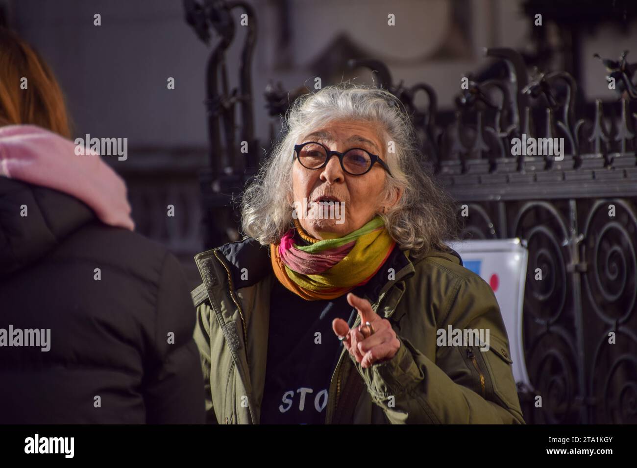 Londra, Regno Unito. 28 novembre 2023. Aysen Dennis fa un'intervista al di fuori della Royal Courts of Justice. L'attivista continua la sua sfida legale contro il Southwark Council e lo sviluppatore Notting Hill Genesis sulla riqualificazione dell'Aylesbury Estate, che ha descritto come "pulizia sociale". Credito: Vuk Valcic/Alamy Live News Foto Stock
