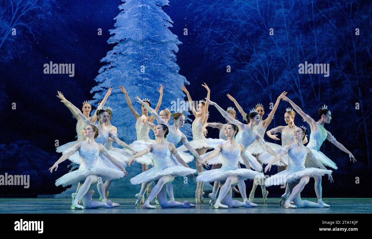 The Corps de Ballet in THE NUTCRACKER presentato dall'English National Ballet al London Coliseum, London WC2 10/12/2010 musica: Pyotr Ilyich Tchaikovsky direttore: Gavin Sutherland coreografia: Wayne Eagling design: Peter Farmer illuminazione: David Richardson Foto Stock