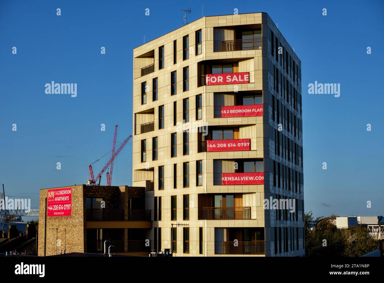 Appartamenti Kensal View, parte del progetto di rigenerazione dell'area Park Royal, Borough of Ealing, Londra, Inghilterra, Regno Unito Foto Stock