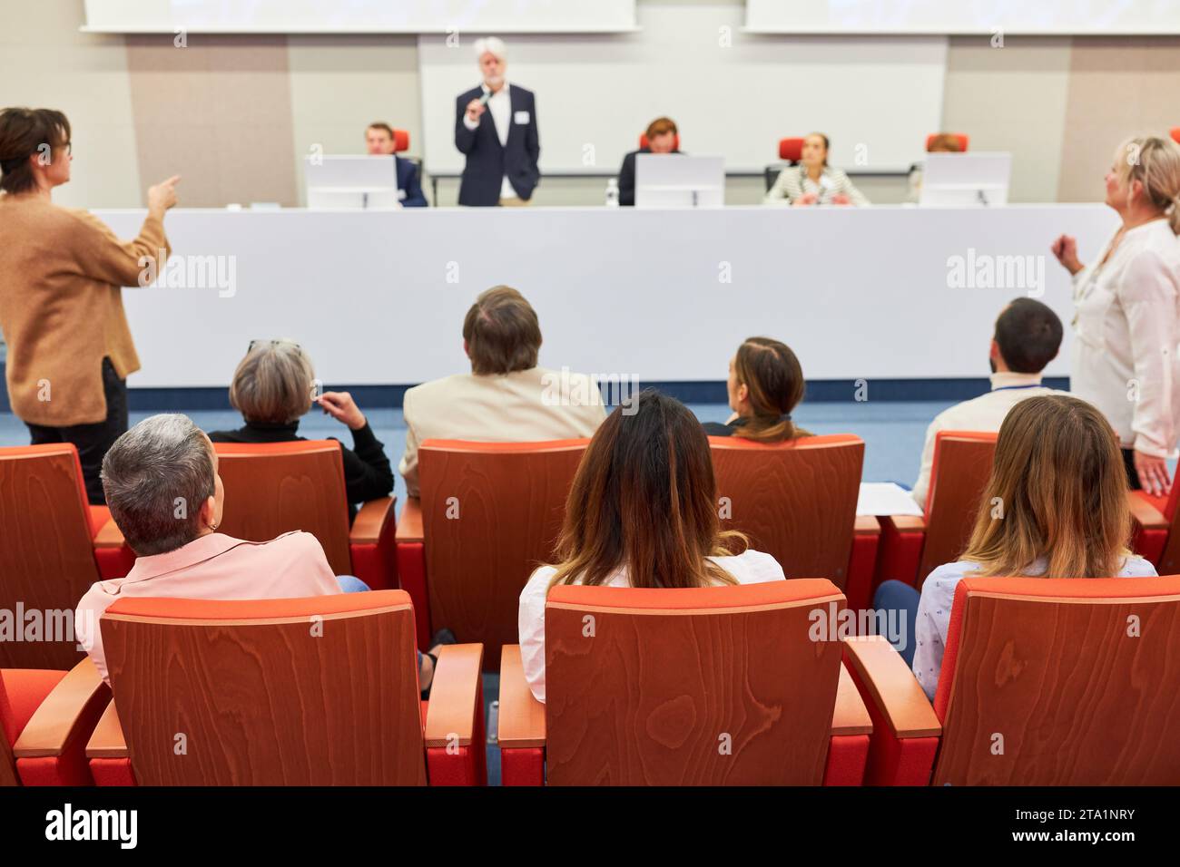 Speaker professionale che interagisce con il pubblico durante la discussione del seminario interattivo presso la Business Conference Event Hall Foto Stock