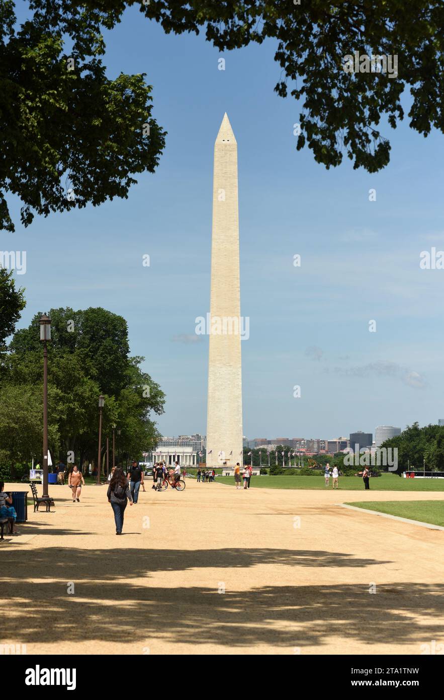 Washington, DC - 1 giugno 2018: People at National Mall e Washington Monument sullo sfondo a Washington DC, USA Foto Stock