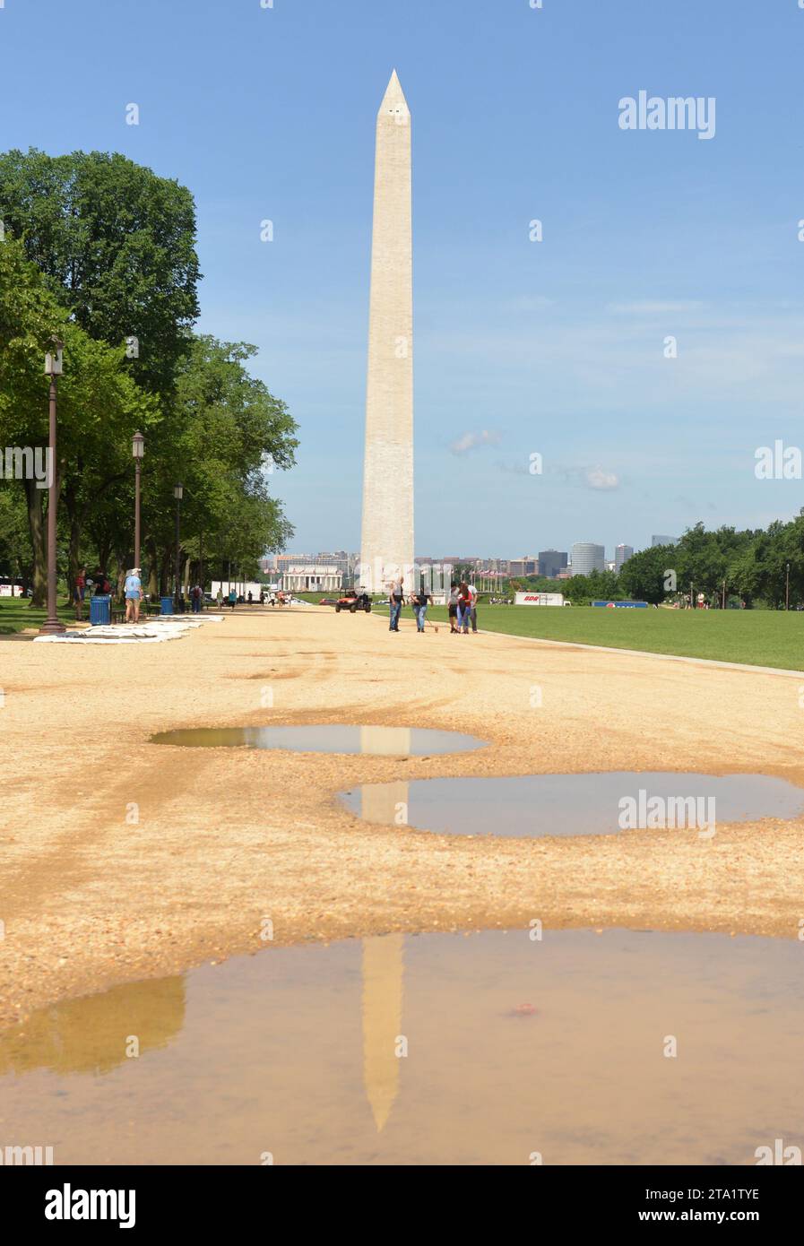 Washington, DC - 1 giugno 2018: People at National Mall e Washington Monument sullo sfondo a Washington DC, USA Foto Stock