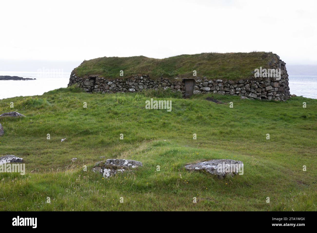 Steinhaus mit Grasdach, Naturstein-Haus, Natursteinhaus, Natur-Steinhaus, Haus, Hütte, Stall, Schafstall, Färöer, Färöer-Inseln, Färöer Inseln, Faroe, Foto Stock