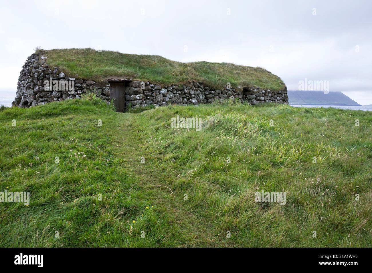 Steinhaus mit Grasdach, Naturstein-Haus, Natursteinhaus, Natur-Steinhaus, Haus, Hütte, Stall, Schafstall, Färöer, Färöer-Inseln, Färöer Inseln, Faroe, Foto Stock