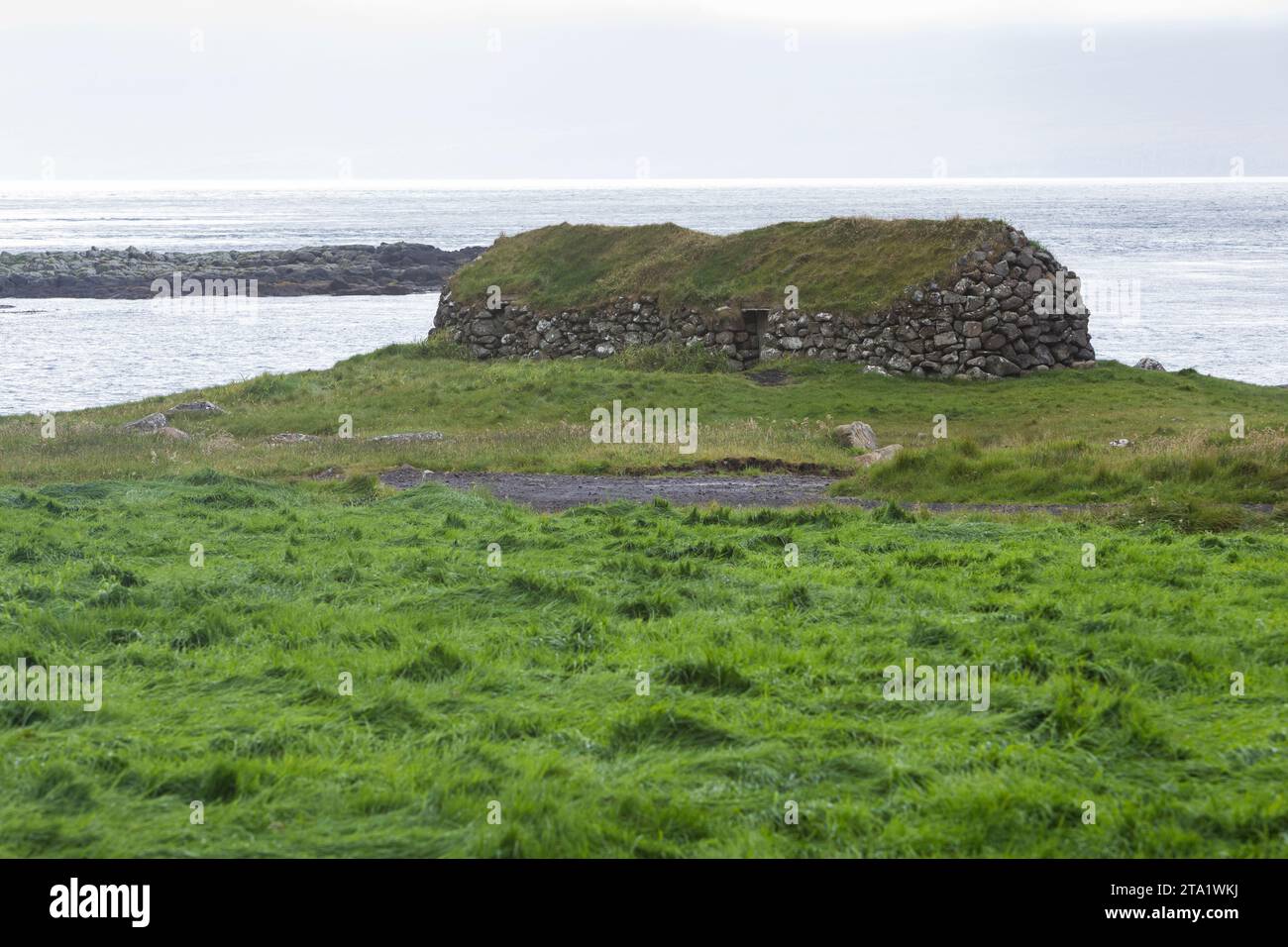 Steinhaus mit Grasdach, Naturstein-Haus, Natursteinhaus, Natur-Steinhaus, Haus, Hütte, Stall, Schafstall, Färöer, Färöer-Inseln, Färöer Inseln, Faroe, Foto Stock