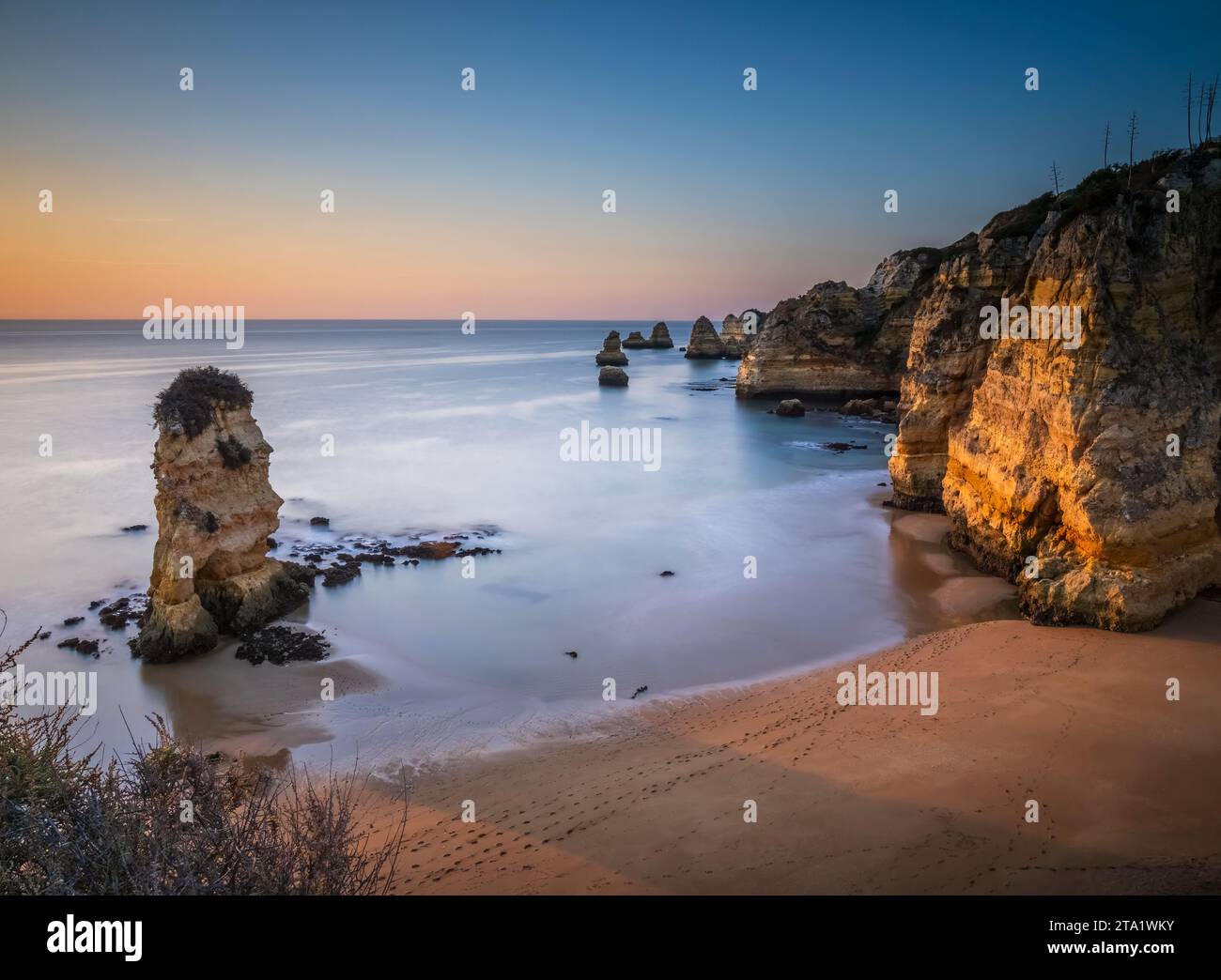 La mattina presto presso Praia Dona Ana o Dona Ana Beach a Lagos, nella regione dell'Algarve in Portogallo Foto Stock