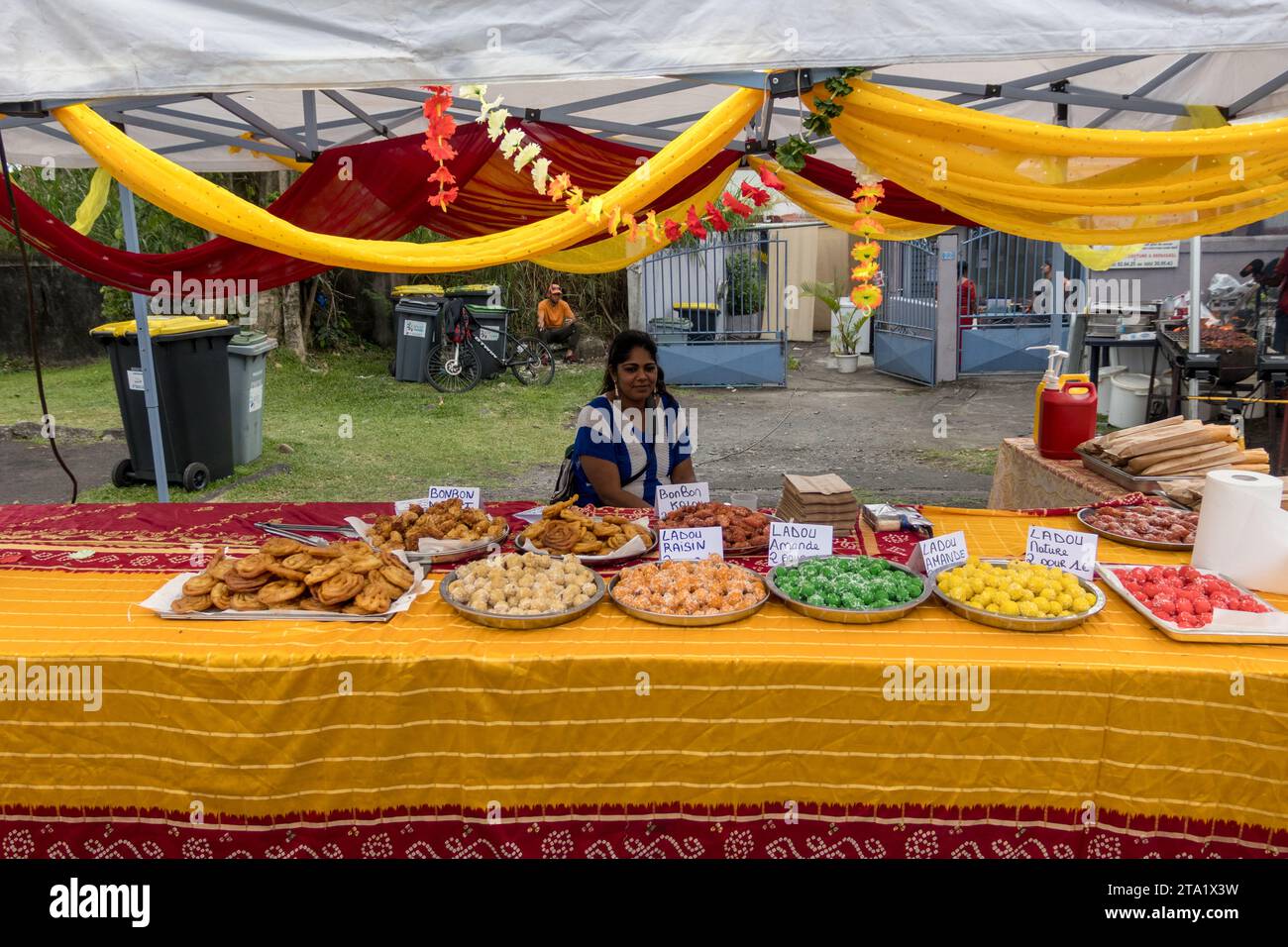 Piatti indiani offerti come parte del festival Dipavali a St-André, Reunion Island, Francia. Foto Stock