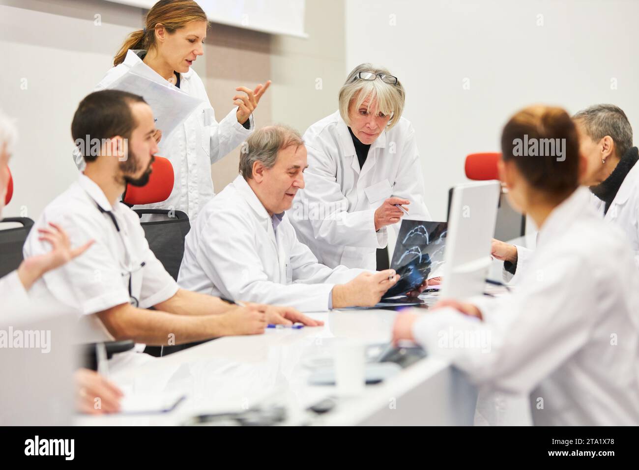 Pannello medico con medici maschi e femmine alla conferenza di assistenza sanitaria in auditorium Foto Stock