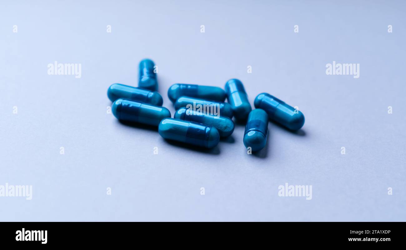 Capsule di aminoacidi su sfondo cartaceo luminoso. Messa a fuoco morbida. Primo piano. Copia spazio. Foto Stock