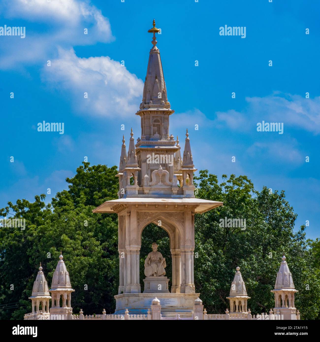 Un bellissimo monumento sotto il cielo blu della natura. Foto Stock