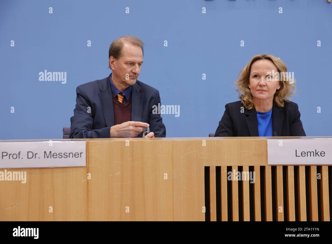 Prof. Dirk Messner, Präsident des Umweltbundesamtes UBA, Bundesministerin für Umwelt, Naturschutz, nukleare Sicherheit und Verbraucherschutz Steffi Lemke, Deutschland, Berlino, Bundespressekonferenz, Thema: Vorstellung des neuen Monitoringberichts zur Deutschen Klimaanpassungsstrategie sicurezza nucleare e protezione dei consumatori Steffi Lemke, Germania, Berlino, Conferenza stampa federale, presentazione del nuovo rapporto di monitoraggio sulla transizione climatica tedesca Foto Stock