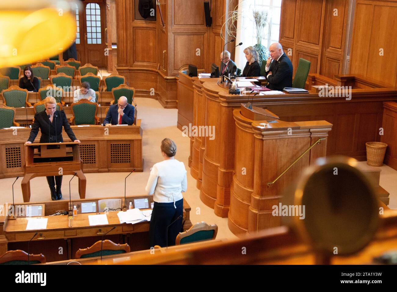 Inger Stojberg dei Democratici danesi durante il tempo delle interrogazioni con il primo ministro danese mette Frederiksen a Christiansborg, Copenaghen, martedì 28 novembre 2023 Copenaghen il Parlamento danese Danimarca Copyright: XKristianxTuxenxLadegaardxBergx IMG 0420 Foto Stock