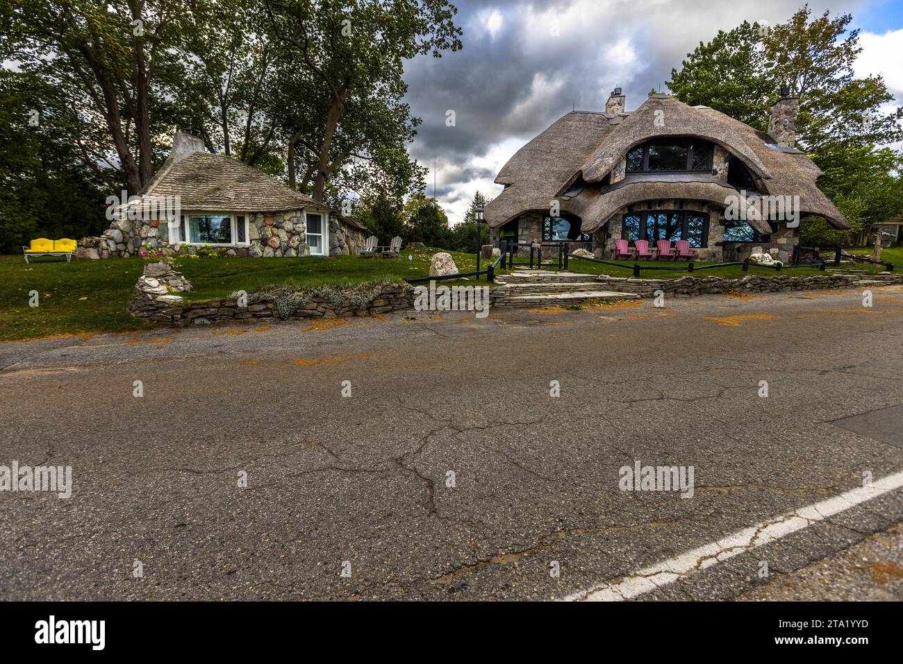 Mushroomhouse di Earl A. Young (1889 - 1975). In un periodo di 52 anni, Young progettò e costruì 31 case a Charlevoix, Michigan. Il suo piano originale era quello di costruire un villaggio fiabesco di case in pietra. La caratteristica speciale delle Case dei funghi di Charlevoix sono i massi da cui sono state costruite individualmente dall'architetto Earl Young. Earl Young Local Historical District, Charlevoix, Stati Uniti Foto Stock