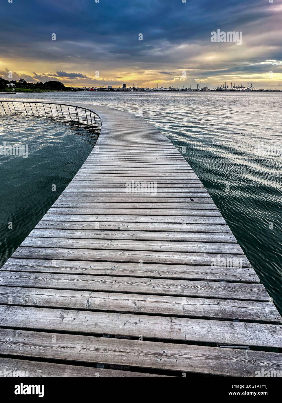 Il ponte infinito, un'installazione d'arte sulla spiaggia di Aarhus, Danimarca. Foto Stock