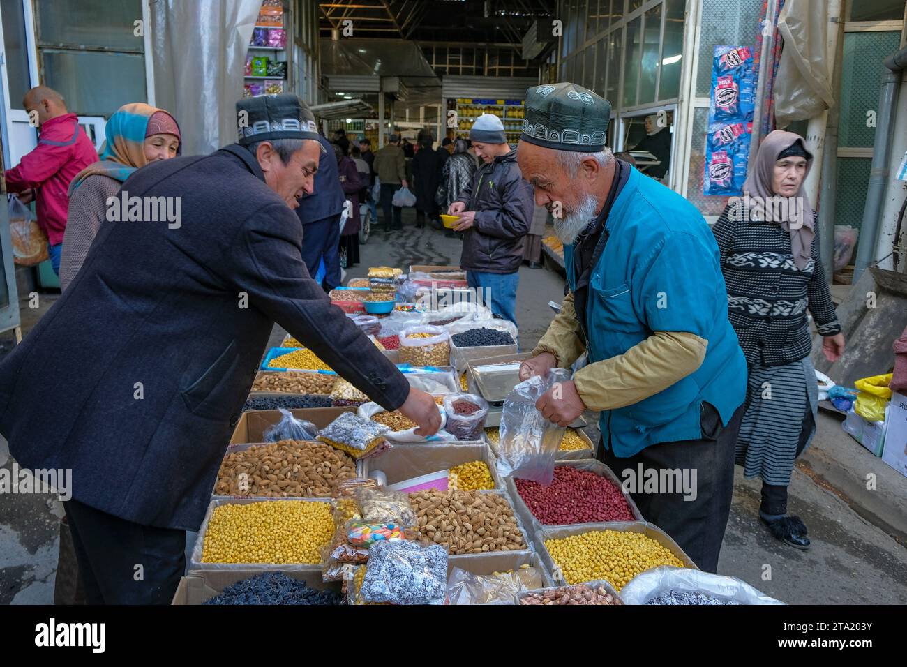 Istaravshan, Tagikistan - 26 novembre 2023: Persone che acquistano uva passa e frutta secca al mercato centrale di Istaravshan, Tagikistan. Foto Stock