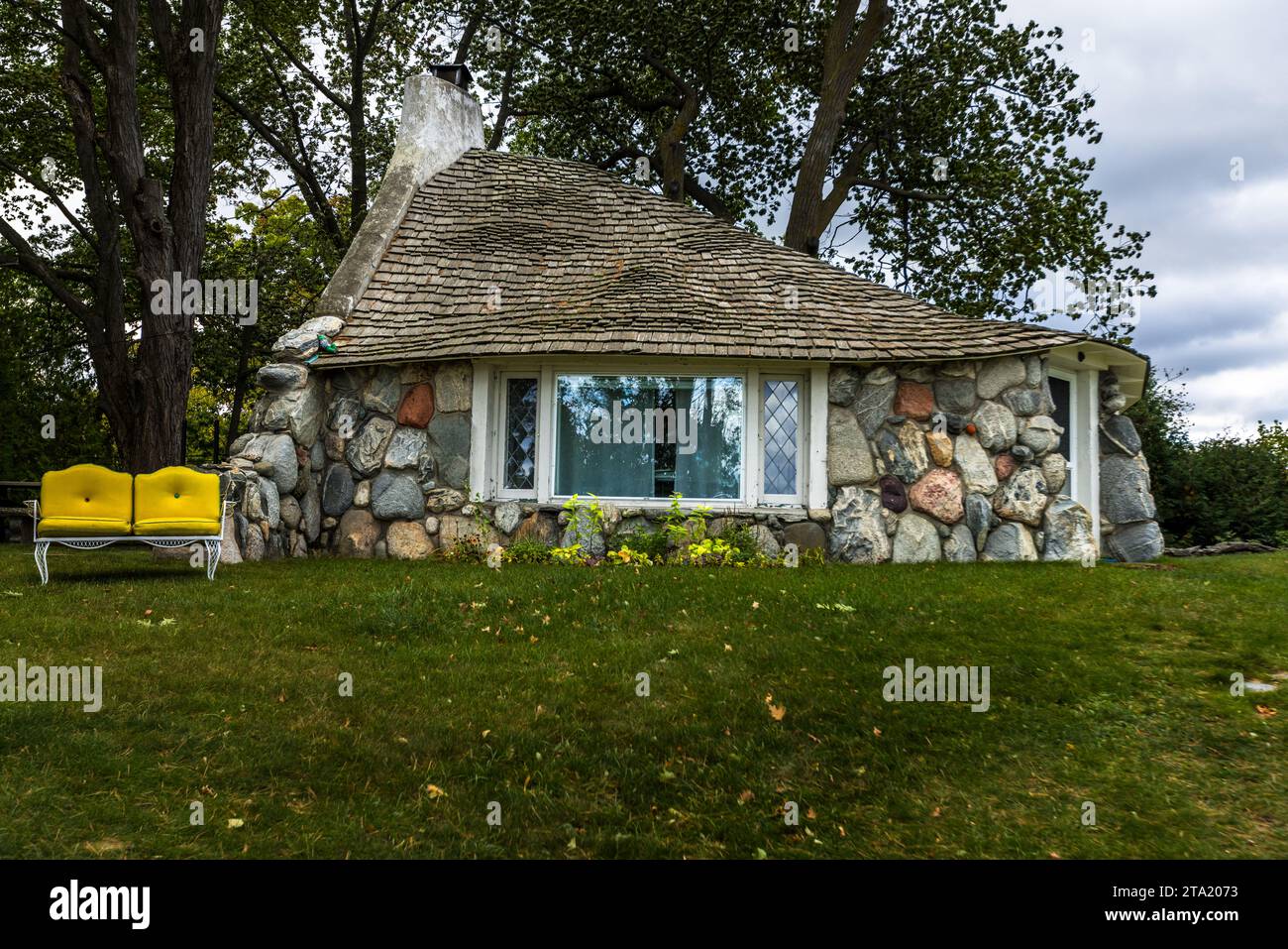 Tipica casa di funghi di Earl A. Young. Ha lavorato principalmente con la pietra, usando calcare, pietra di campo e massi che ha trovato nel nord del Michigan. La caratteristica speciale delle Case dei funghi di Charlevoix sono i massi da cui sono state costruite individualmente dall'architetto Earl Young. Earl Young Local Historical District, Charlevoix, Stati Uniti Foto Stock