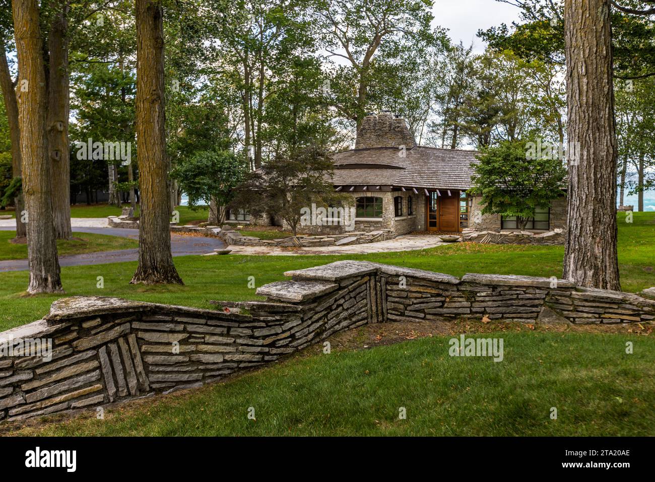 Tipica casa di funghi di Earl A. Young. Ha lavorato principalmente con la pietra, usando calcare, pietra di campo e massi che ha trovato nel nord del Michigan. La caratteristica speciale delle Case dei funghi di Charlevoix sono i massi da cui sono state costruite individualmente dall'architetto Earl Young. Earl Young Local Historical District, Charlevoix, Stati Uniti Foto Stock