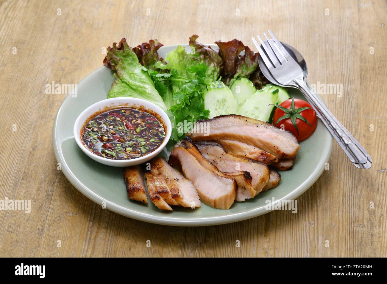 Kor Moo Yang (carne di guanciale di maiale grigliata al carbone), cucina Isan Tailandese Foto Stock