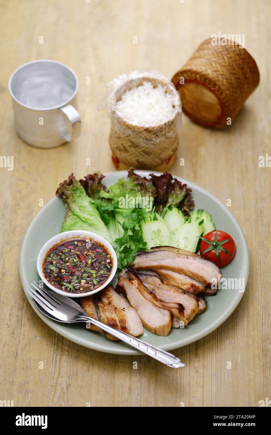 Kor Moo Yang (carne di guanciale di maiale grigliata al carbone), cucina Isan Tailandese Foto Stock