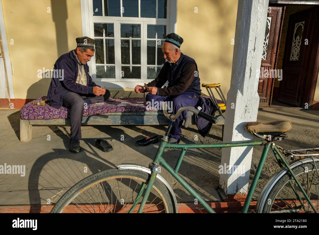 Istaravshan, Tagikistan - 26 novembre 2023: Due uomini giocano a carte a Istaravshan, Tagikistan. Foto Stock