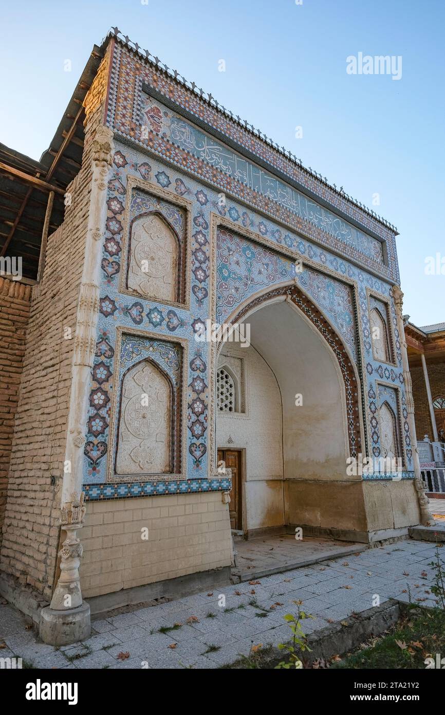 Istaravshan, Tagikistan - 26 novembre 2023: Vista di un mausoleo nel complesso di Sary Mazar a Istaravshan, Tagikistan. Foto Stock